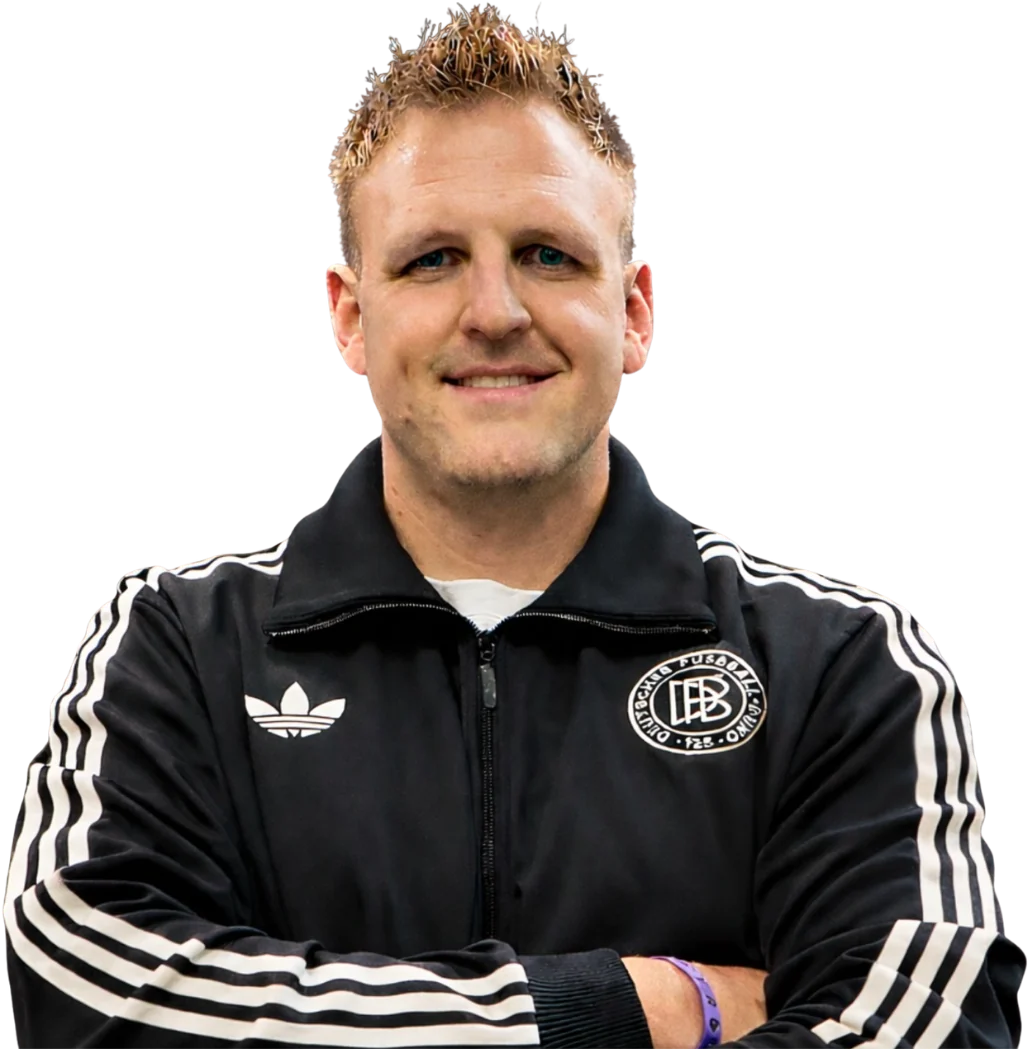 Sandro, Hybrid Performance Coach, mit verschränkten Armen
